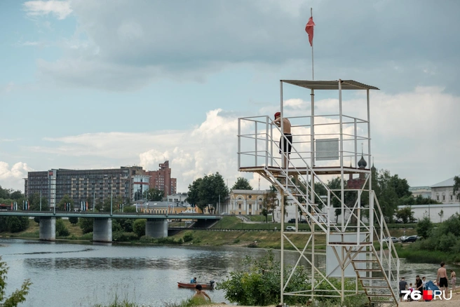 Дети поднимаются на спасательную вышку. Кстати, красный флаг означает полный запрет на купание | Источник: Александр Куренной / 76.RU