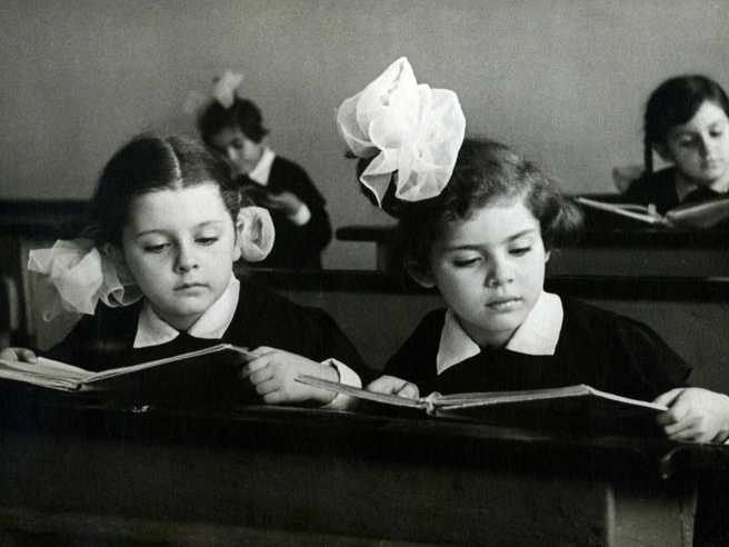 Советские школьницы за учебниками. Фотография 1963 года | Источник: Shutterstock/Fotodom.ru