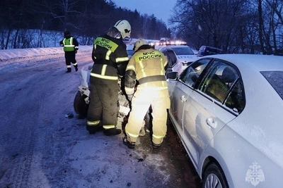 В Барнауле школьный автобус попал в ДТП с двумя автомобилями