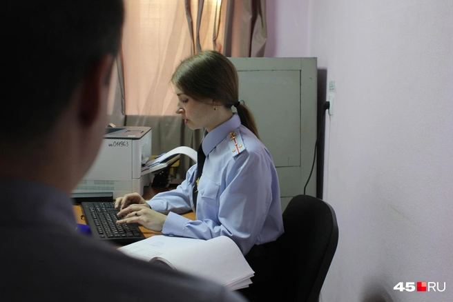 Пока идет допрос подозреваемого, дознаватель успевает фиксировать все ответы | Источник: Александр Лисихин /45.ru