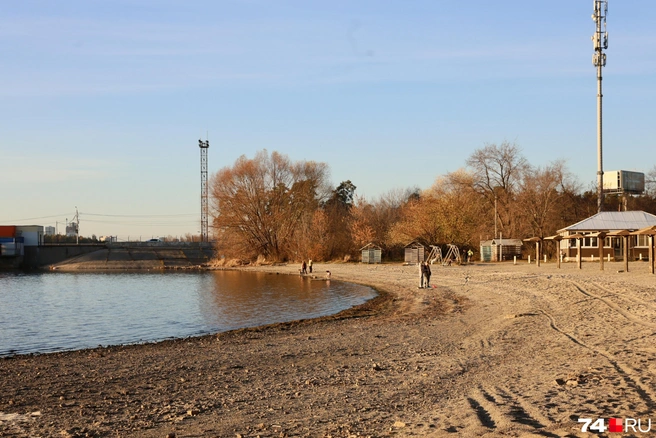 На городском пляже и в октябре людей гуляет немало, поэтому на береговую линию внимание обратили многие  | Источник: Михаил Шилкин