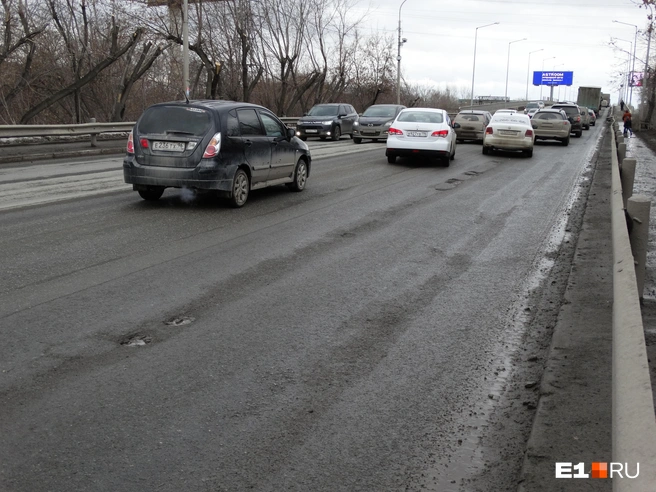 Ямы и глубокие колеи на старом мосту. Весна 2019 года | Источник: Роман Марьяненко / E1.RU