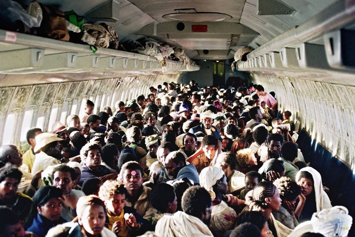 Фото №1 - История одной фотографии: максимальное количество пассажиров в самолете, май 1991 года