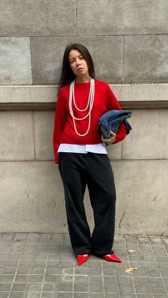 Лучшие базовые футболки, чтобы носить со свитерами, жакетами и рубашками