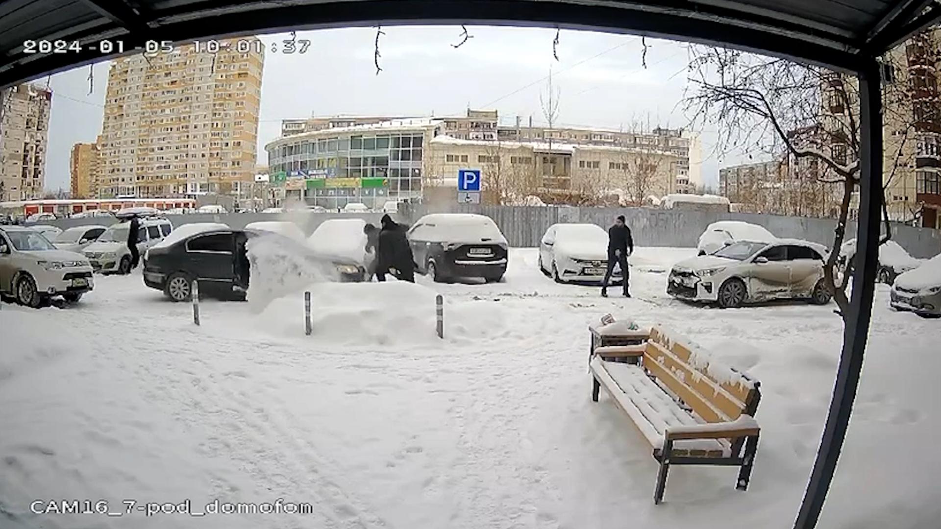 В Тюмени компания мужчин устроила стрельбу во дворе многоэтажки - 5 января  2024 - 72.ру