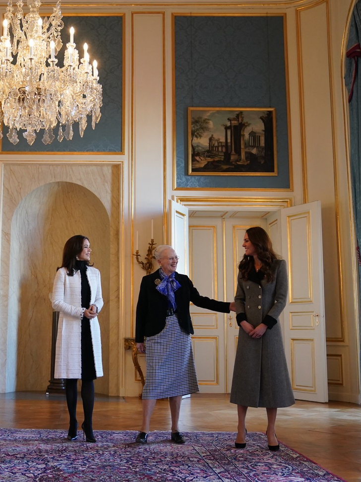 Королева Дании Маргрете восхищена: Кейт Миддлтон в сером пальто Catherine Walker и с сумкой Mulberry гуляет с принцессой Мэри