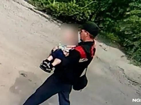 Мальчика нашли на следующий день после его пропажи примерно в трех километрах от дома | Источник: скриншот видео / NGS42.RU