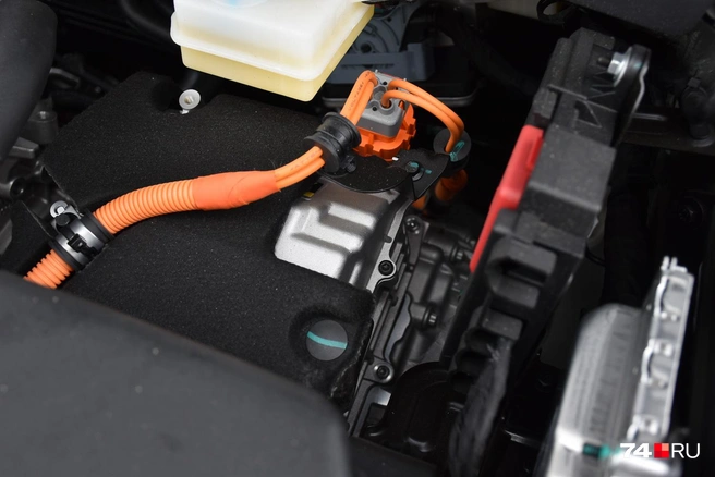 Электромотор, генератор и одноступенчатая трансмиссия для прямого подключения ДВС к колесам сделаны в виде единого блока, расположенного слева по ходу машины | Источник: Артем Краснов