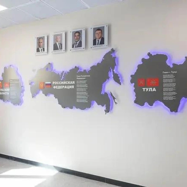 А это классический уголок с президентом и руководителями города, региона, но стилизованный | Источник: Пресс-служба правительства Тульской области