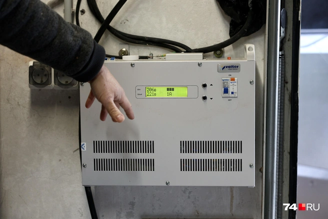 Вот здесь можно разглядеть входящее напряжение, исходящее, и текущее потребление | Источник: Наталья Лапцевич