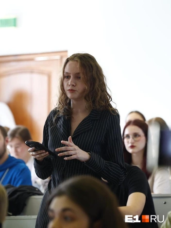 Первый вопрос задавала студентка «Международных отношений». Она читала его с телефона | Источник: Владислав Лоншаков / E1.RU