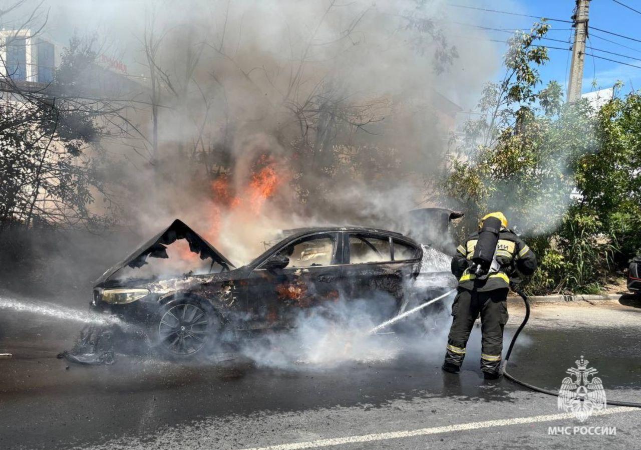 В Волгограде возле автосалона сгорел дорогой BMW