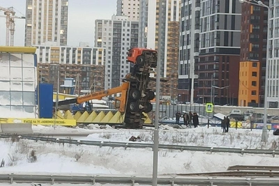 Автокран опрокинулся на стройплощадке Новомосковского рынка