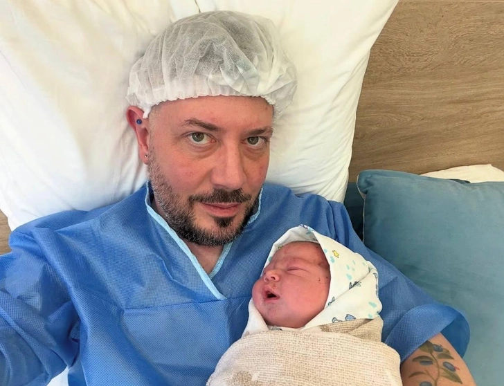 Первое фото многодетного отца с крохой 