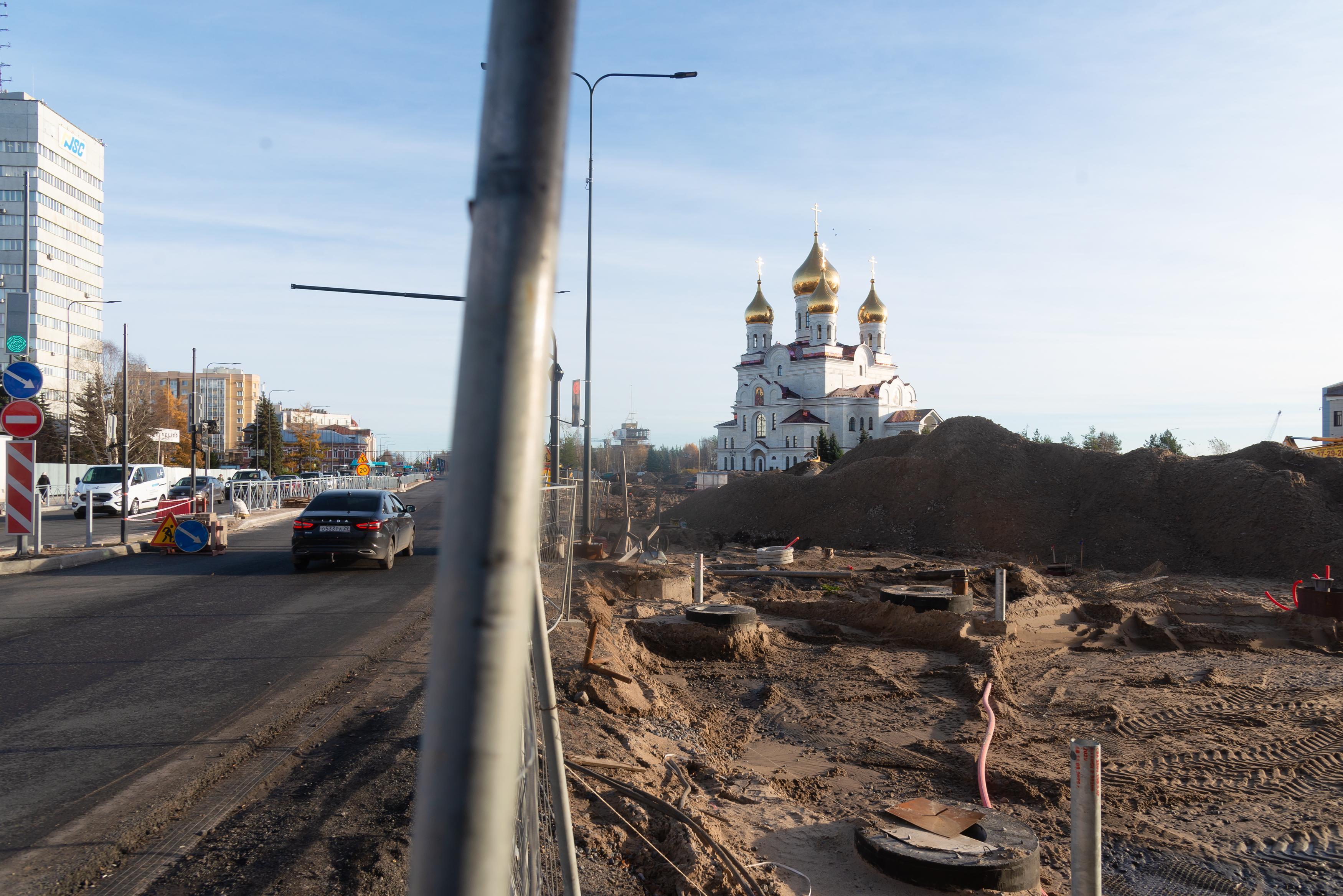 «Перебирают плитку, как в Москве»: что происходит на площади Профсоюзов в Архангельске и почему раб…