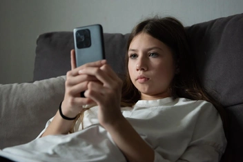 «Устала терять друзей из-за того, что мои родители постоянно орут матами и все это слышат»