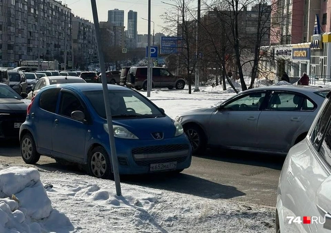 Со слов Александра, нож пешеход потом отдал женщине, сидящей в этой машине | Источник: читатель 74.RU