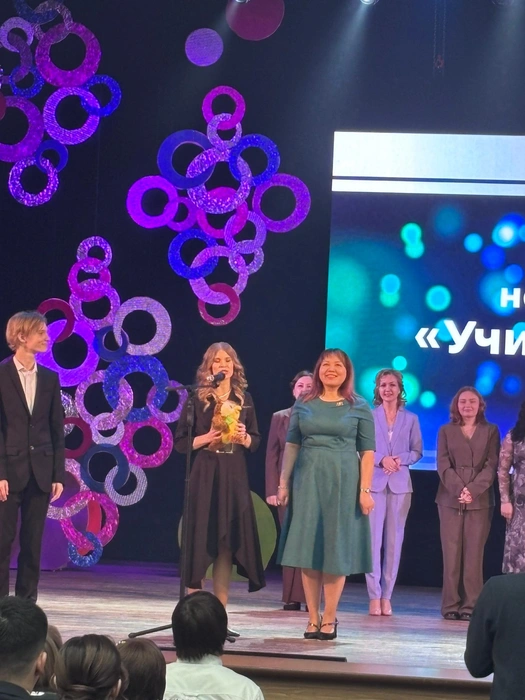 Учитель иностранного языка школы № 23 Лина Хомушку (справа) | Источник: Школа 23| Курган /vk.com