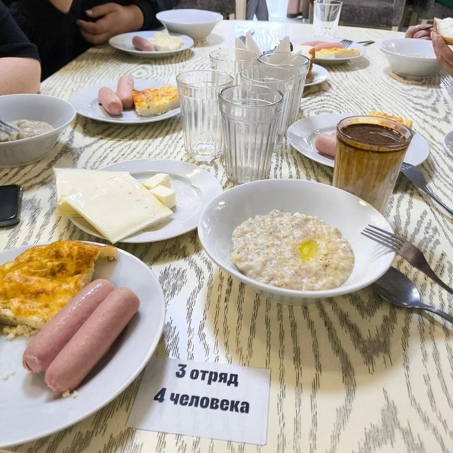 Такой знакомый и простецкий завтрак почему-то выглядит очень вкусно | Источник: Pro_Юность I Лагерь для взрослых / Vk.com