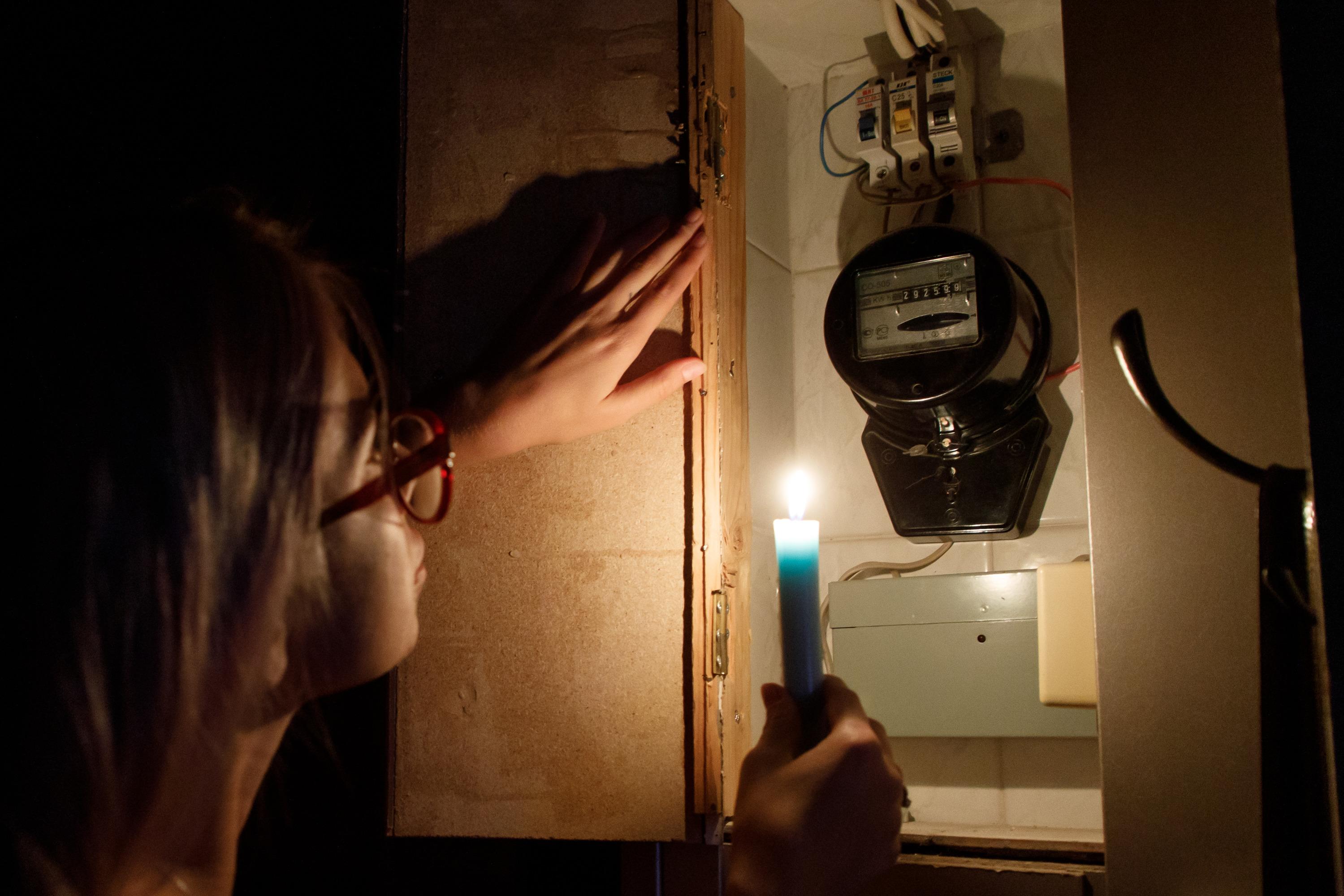 Свет отключили сегодня 2024. Отключили свет. Освещение без электричества. Электричество в доме. Дом с выключенным светом.