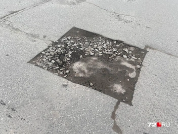 Яму заделывали, но, по сути, она так и осталась угрожать автомобильной подвеске  | Источник: Екатерина Бурлева / 72.RU 