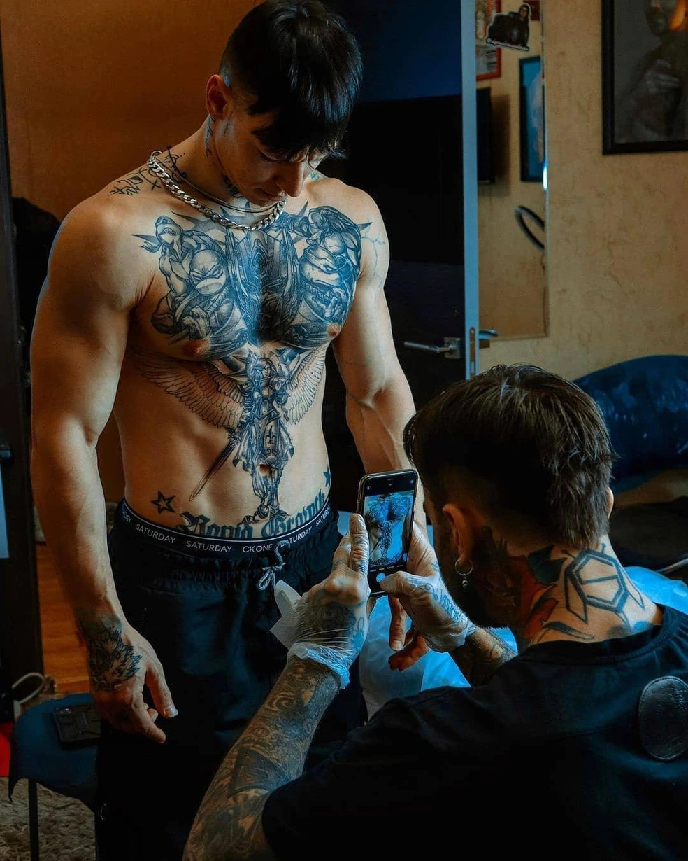 У Niletto есть свой тату-мастер | Источник: fanclubniletto_official / Instagram.com*