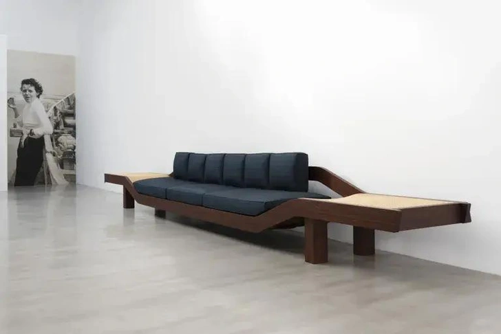 Ш. Перриан. Диван, спроектированный для посла Японии в Париже (1967) | Источник: Николя Бержеро/Galerie Patrick Seguin