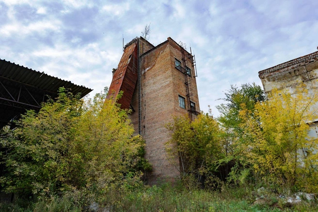Очевидно, здания нужно будет снести либо использовать, если покупатель не захочет застраивать территорию | Источник: ЦИАН / krasnoyarsk.cian.ru