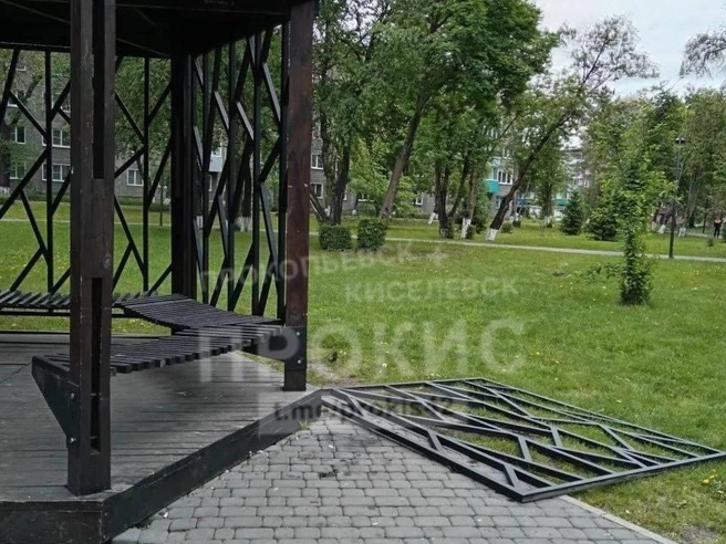 По словам очевидцев, на маленького кузбассовца свалилось больше 50 килограммов | Источник: Прокис / Vk.com