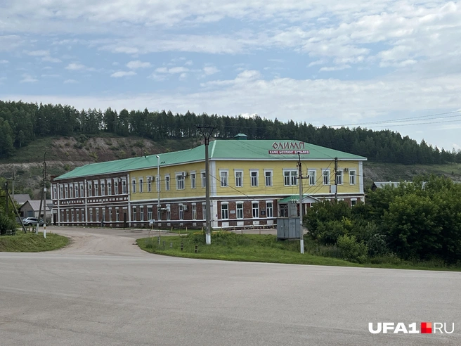 За зданием — гора Долгая, высота 360-380 метров над уровнем моря | Источник: Андрей Бирюков / UFA1.RU