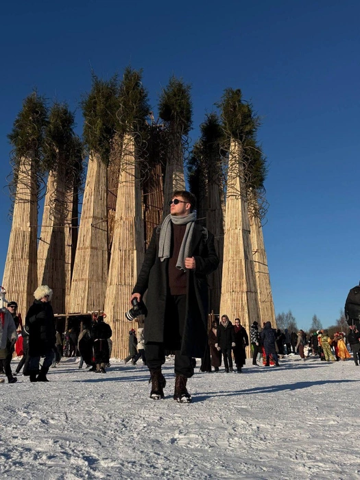 На память Родион сделал фото на фоне «Темного леса» | Источник: Rodion Balkov | online travel / telegram