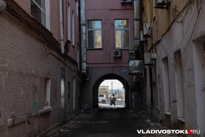 Пасхальные яйца от творцов можно легко найти в центре города | Источник: Елена Буйвол / VLADIVOSTOK1.RU