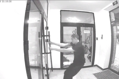 Tyumen Residents Complain About Unruly Neighbor Beating Girls and Breaking Doors