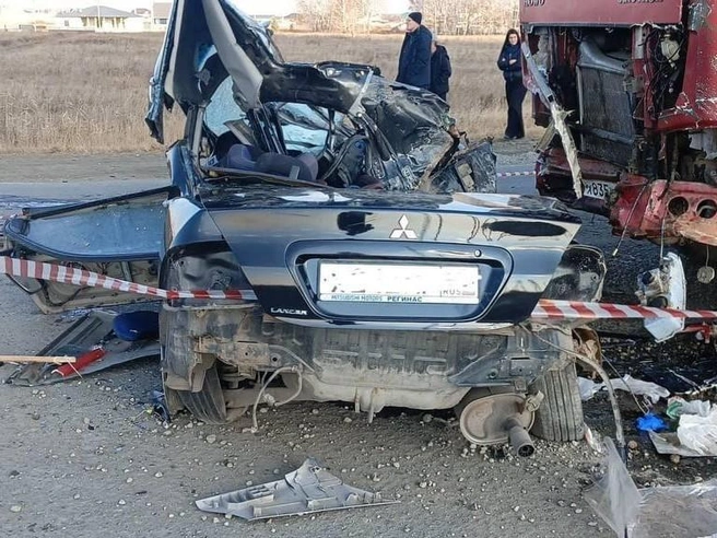 Легковой автомобиль получил серьёзные повреждения после двойного столкновения. | Источник: Госавтоинспекция Челябинской области / t.me