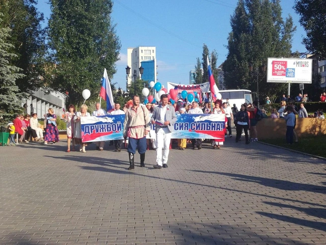 Участники парада призвали самарцев жить в мире и согласии