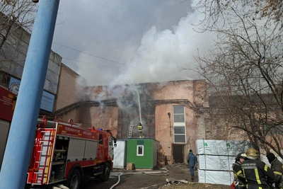 В Красноярске 17 часов тушили пожар на мебельном складе