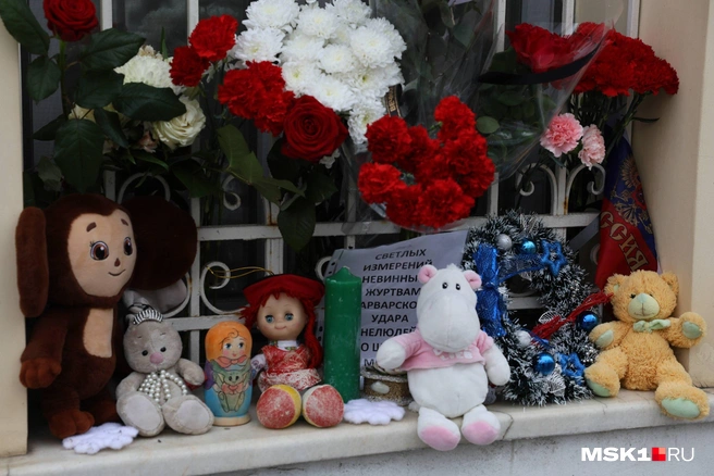 Люди приходят поодиночке и небольшими группами&nbsp;— кто-то задерживается у ограждения | Источник: Артем Устюжанин / MSK1.RU