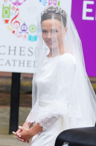 Двухметровый шлейф и бриллиантовая тиара: как выглядела самая красивая невеста Британии — все детали свадебного образа Оливии Хенсон