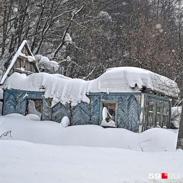 Крыши нет, вместо нее&nbsp;— огромный сугроб | Источник: Василина Любимова / 59.RU