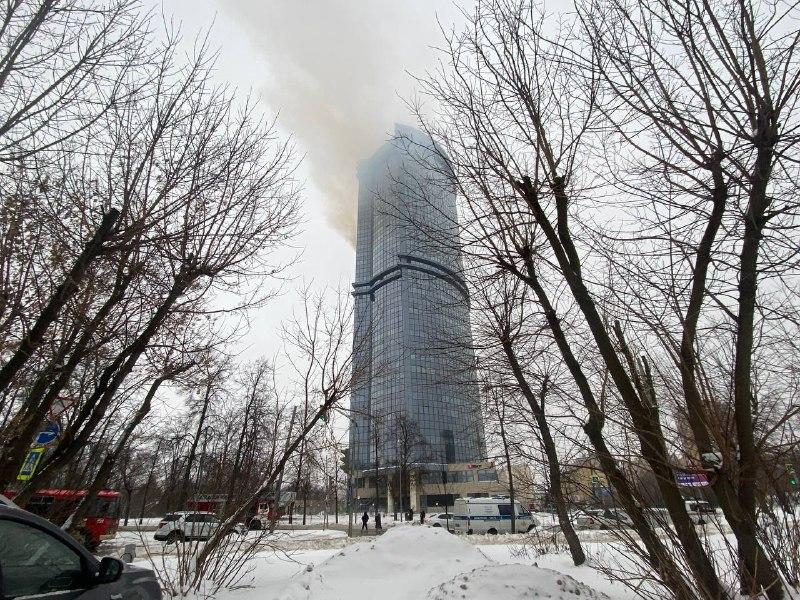 Полицейские подстрелили третий беспилотник, направленный на ЖК «Лазурные небеса». Он летел прямо на пожарных