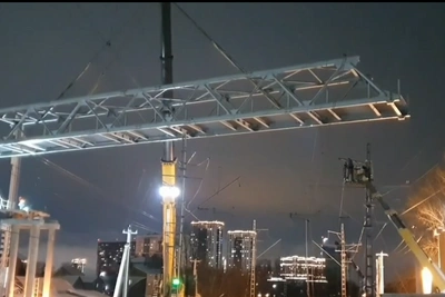 Пролет пешеходного моста установлен в Новосибирске