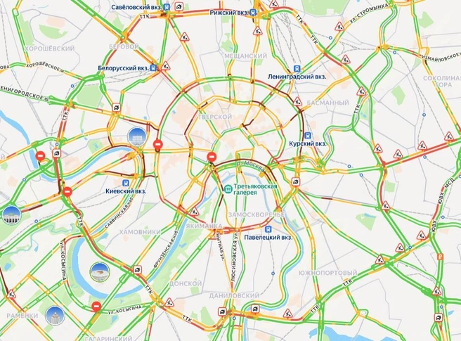 Пробки возникли на Садовом кольце, Москворецкой, Болотной и Смоленской набережных, Красной Пресне, Солянке и других участках столицы. | Источник: Яндекс Карты