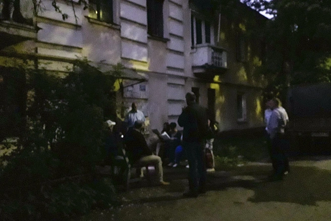 Люди стоят возле подъезда и отказываются уходить — в квартирах остались необходимые вещи | Источник: Ольга Прохорова