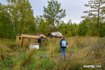 Есть в поселке и заржавевшие фургончики  | Источник: Олег Фёдоров / CHITA.RU
