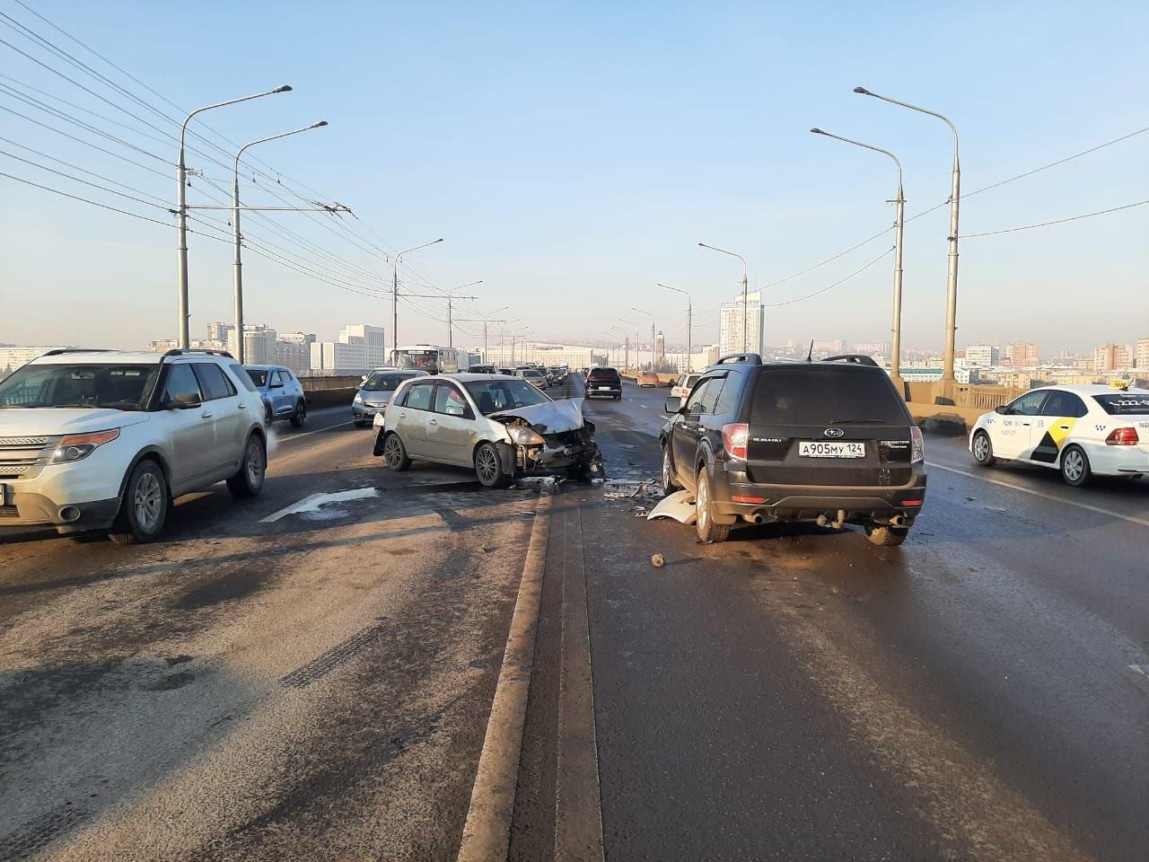 В Красноярске на Коммунальном мосту образовалась пробка из-за ДТП с тремя  машинами - 27 января 2024 - НГС24.ру