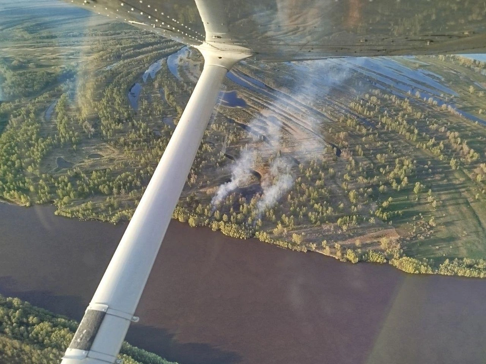 Так выглядит пожар, который начался после поджога с берега реки  | Источник: предоставлено Сергеем 