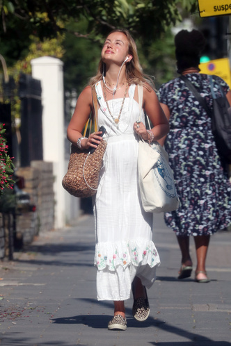 Лето в городе: леди Амелия Виндзор в женственном платье на шопинге в Лондоне