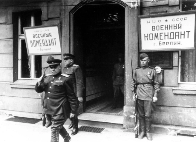 Первый комендант взятого советскими войсками Берлина Николай Берзарин, Германия, май 1945 года | Источник: Евгений Халдей / Zuma / TASS