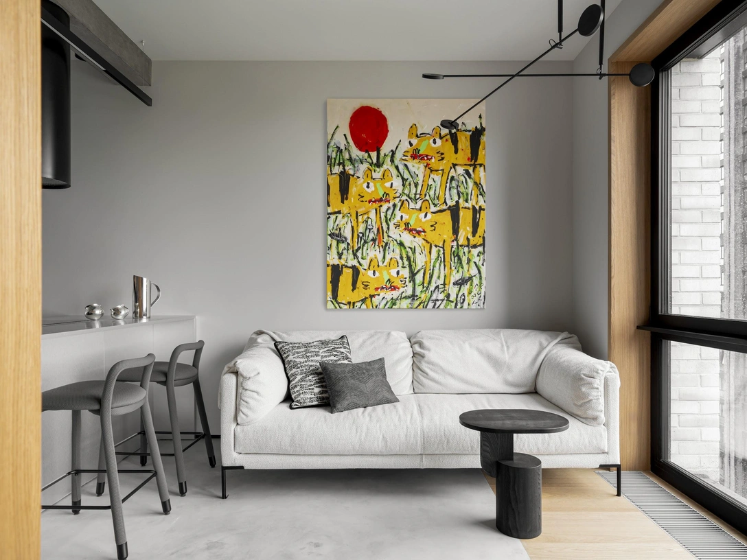 Диван, Ditre. Стулья, Migj. Картина над диваном «Что нового?», Даня Соболев, Sample Gallery. Столик у дивана, Ferm living, GK concept. Подушки на диване, Chiaro Home. Подвесные светильники, Ledsc 4, Mobilicasa. | Источник: Майя Федотова. СТИЛЬ: YES WE MAY