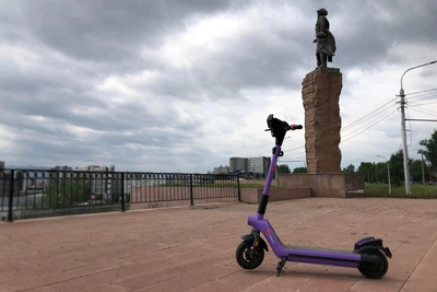 Самокатчик учит ПДД, но сам нарушает правила